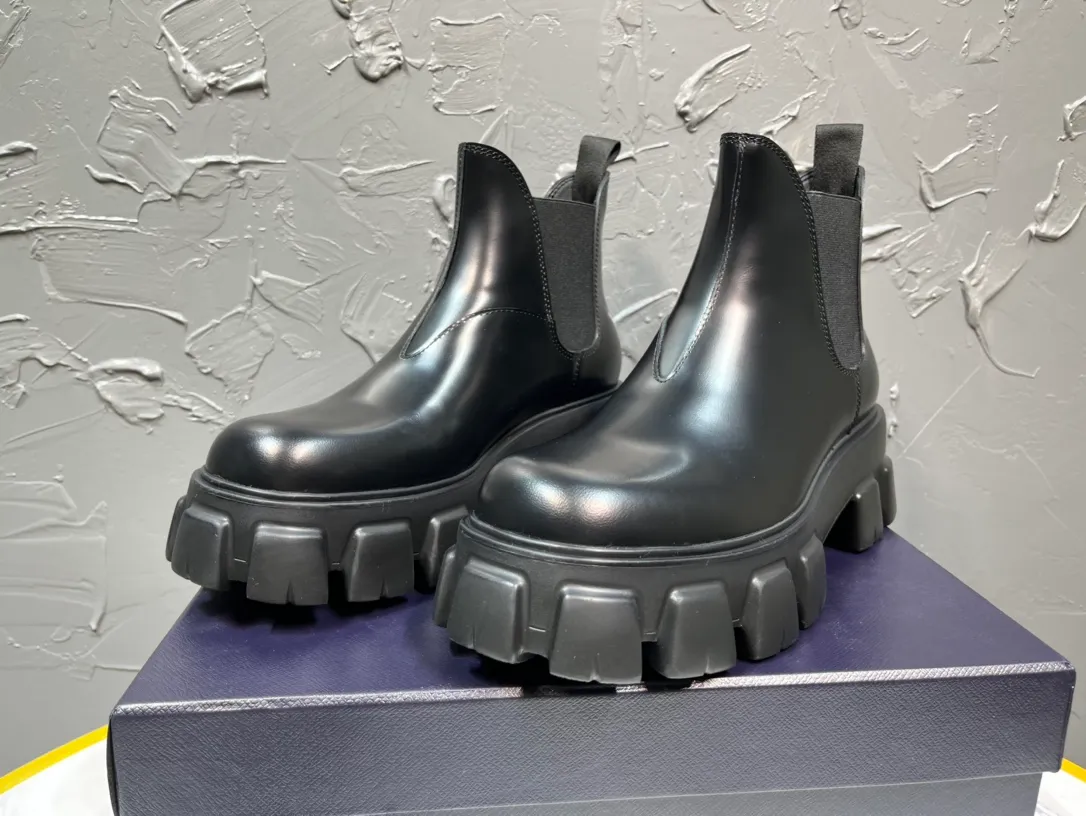 Men's shoes 💰820💰 🔥🔥🔥Upgraded version 2025 new Prada Prada triangular enamel logo, round-toe elastic Martin boots, original one-to-one development, outsole one-to-one private molding, the fabric is made of imported open edge beads, lining cowhide, foot-pad cowhide, sole height 5cm, outsole original rubber foam sole, full package, code number 39-46